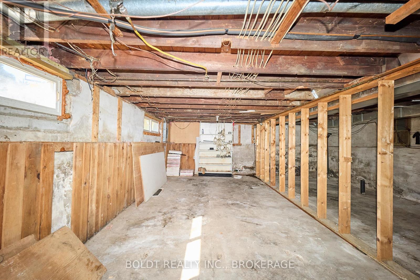 20 Grantham Avenue S, St. Catharines, Ontario  L2P 3B4 - Photo 12 - X12411623