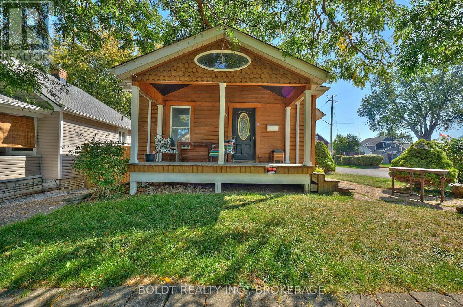 20 Grantham Avenue S, St. Catharines, Ontario  L2P 3B4 - Photo 3 - X12411623