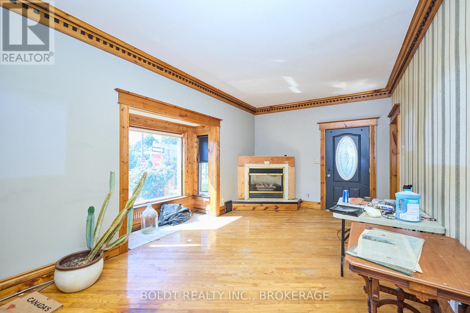20 Grantham Avenue S, St. Catharines, Ontario  L2P 3B4 - Photo 4 - X12411623