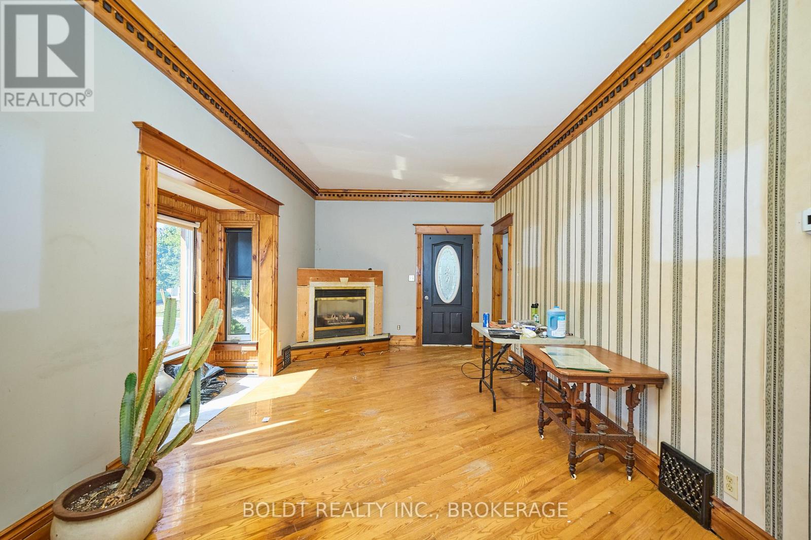20 Grantham Avenue S, St. Catharines, Ontario  L2P 3B4 - Photo 5 - X12411623