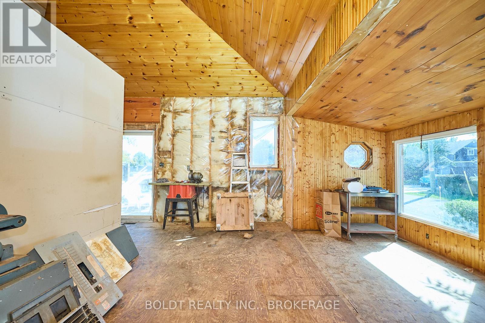 20 Grantham Avenue S, St. Catharines, Ontario  L2P 3B4 - Photo 8 - X12411623