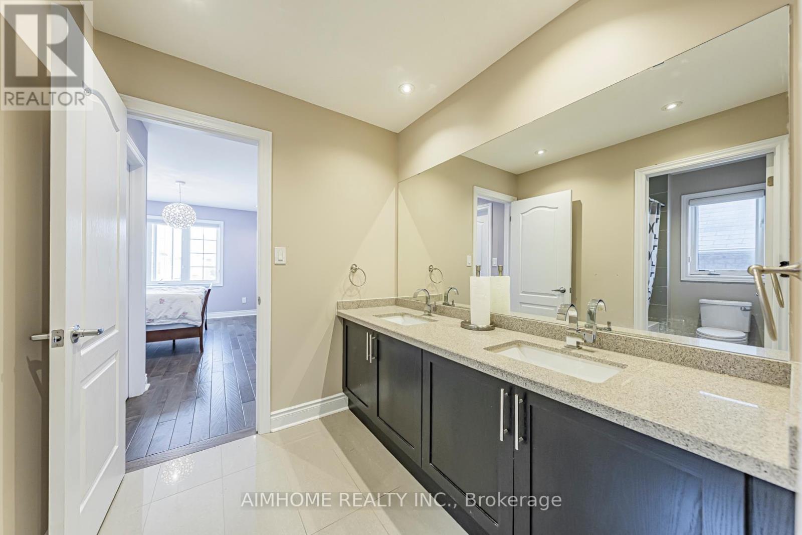 986 Wilbur Pipher Circle, Newmarket, Ontario  L3X 0G5 - Photo 33 - N12411373