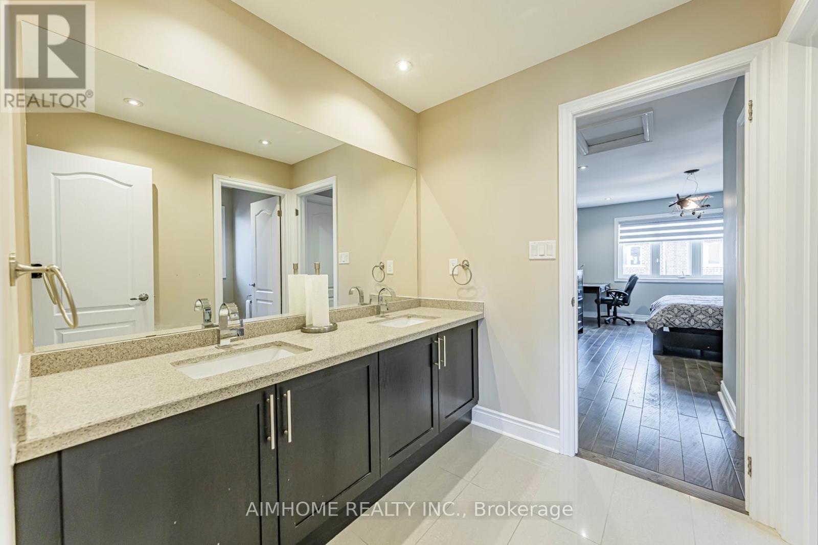 986 Wilbur Pipher Circle, Newmarket, Ontario  L3X 0G5 - Photo 34 - N12411373