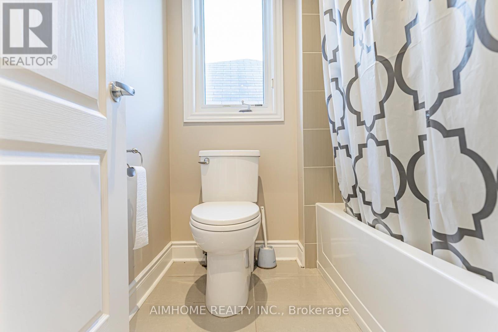 986 Wilbur Pipher Circle, Newmarket, Ontario  L3X 0G5 - Photo 35 - N12411373