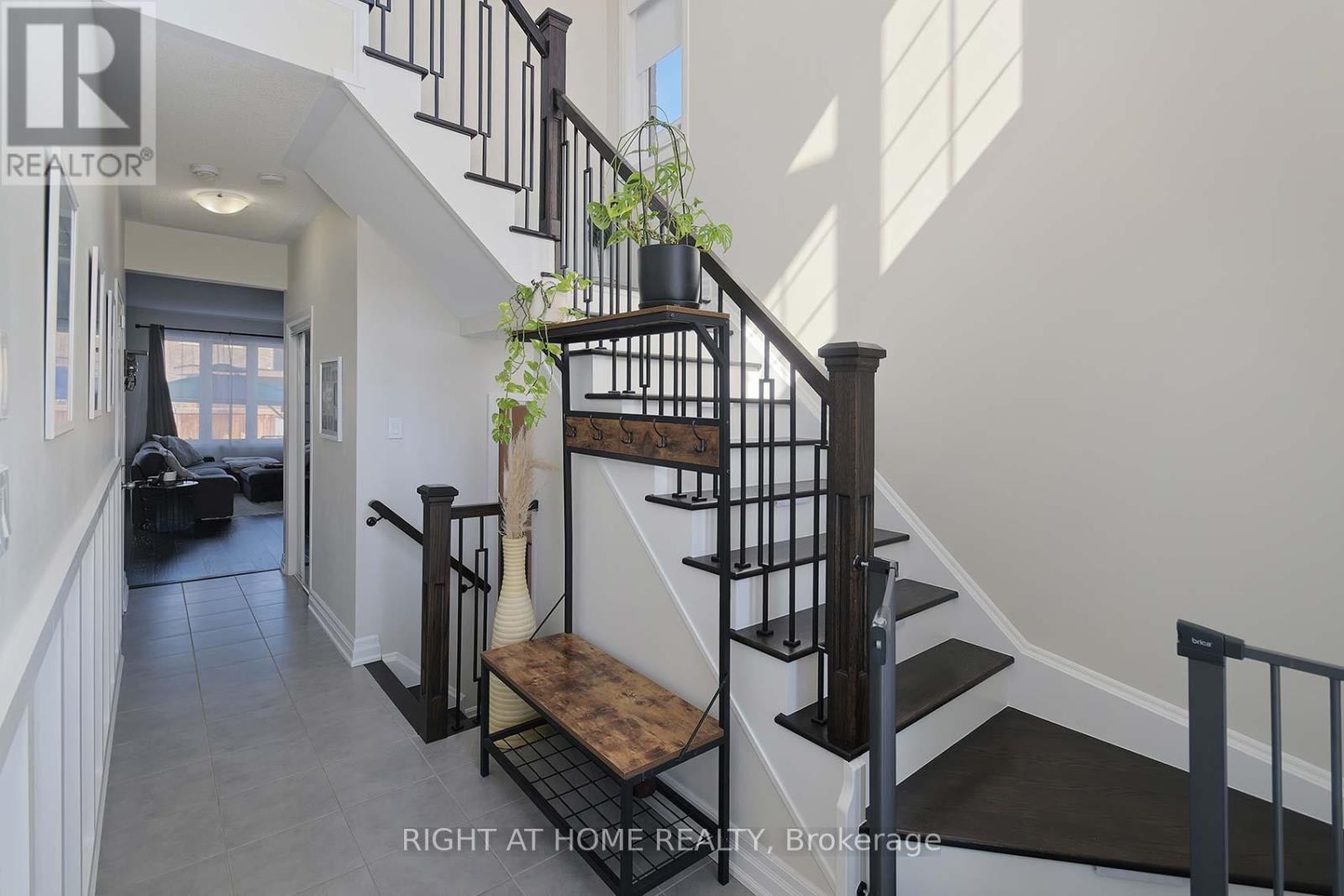 80 Martin Trail, New Tecumseth (Tottenham), Ontario  L0G 1W0 - Photo 4 - N12411402