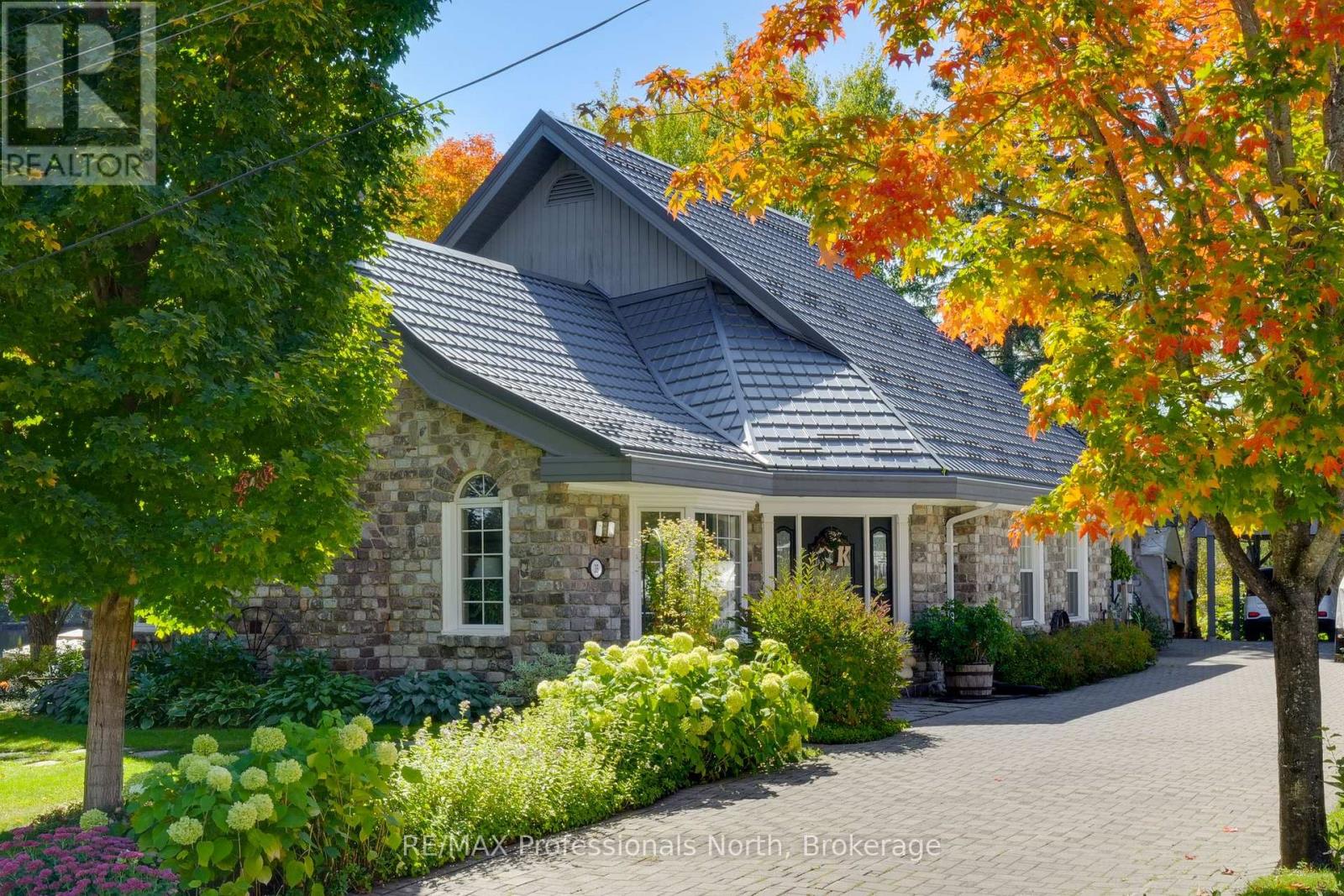 35 CHURCH STREET, Huntsville, Ontario