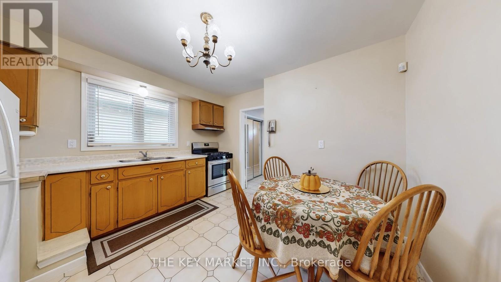 1277 Tyneburn Crescent, Mississauga, Ontario  L4X 1P3 - Photo 12 - W12411431