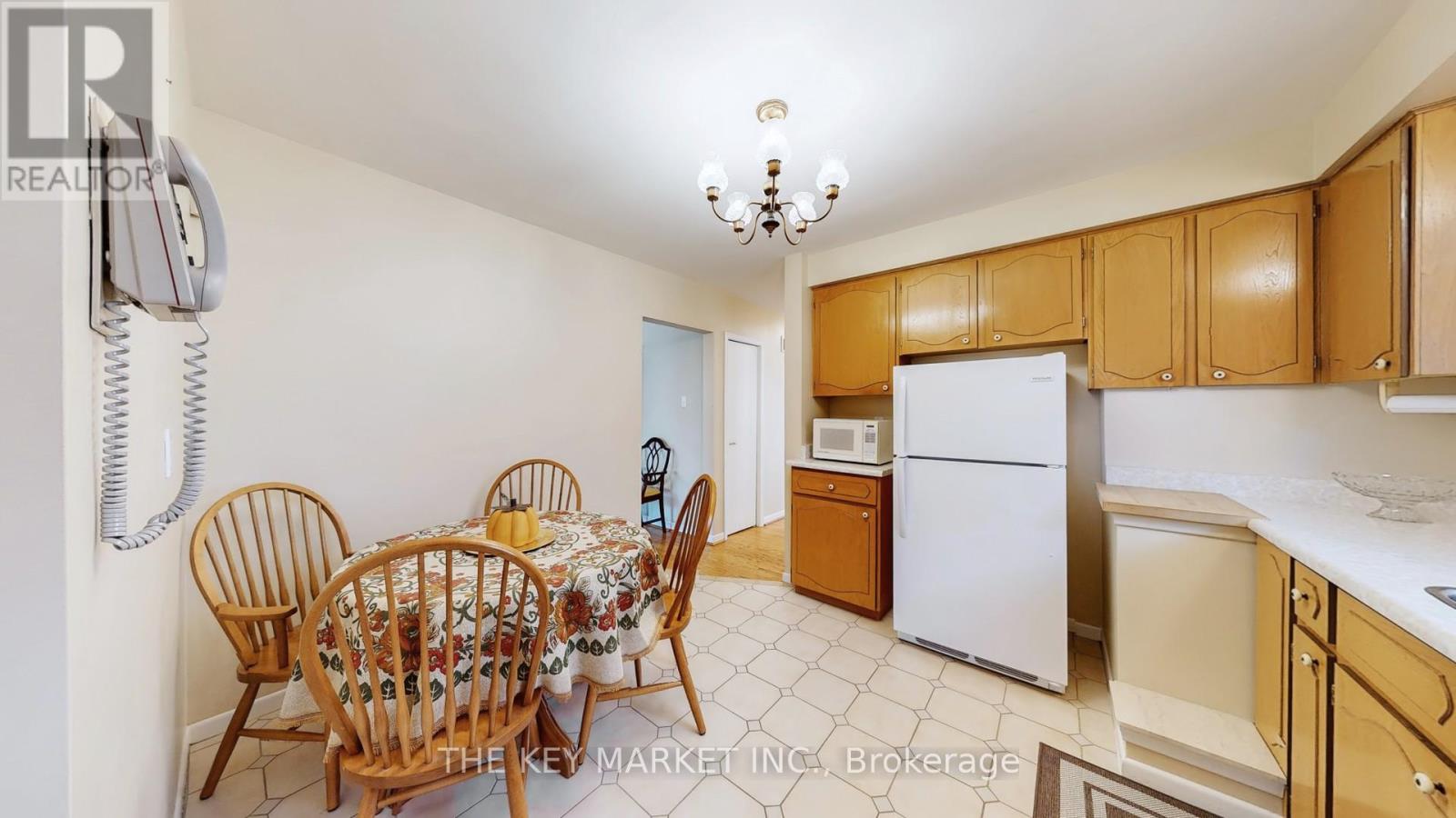 1277 Tyneburn Crescent, Mississauga, Ontario  L4X 1P3 - Photo 13 - W12411431