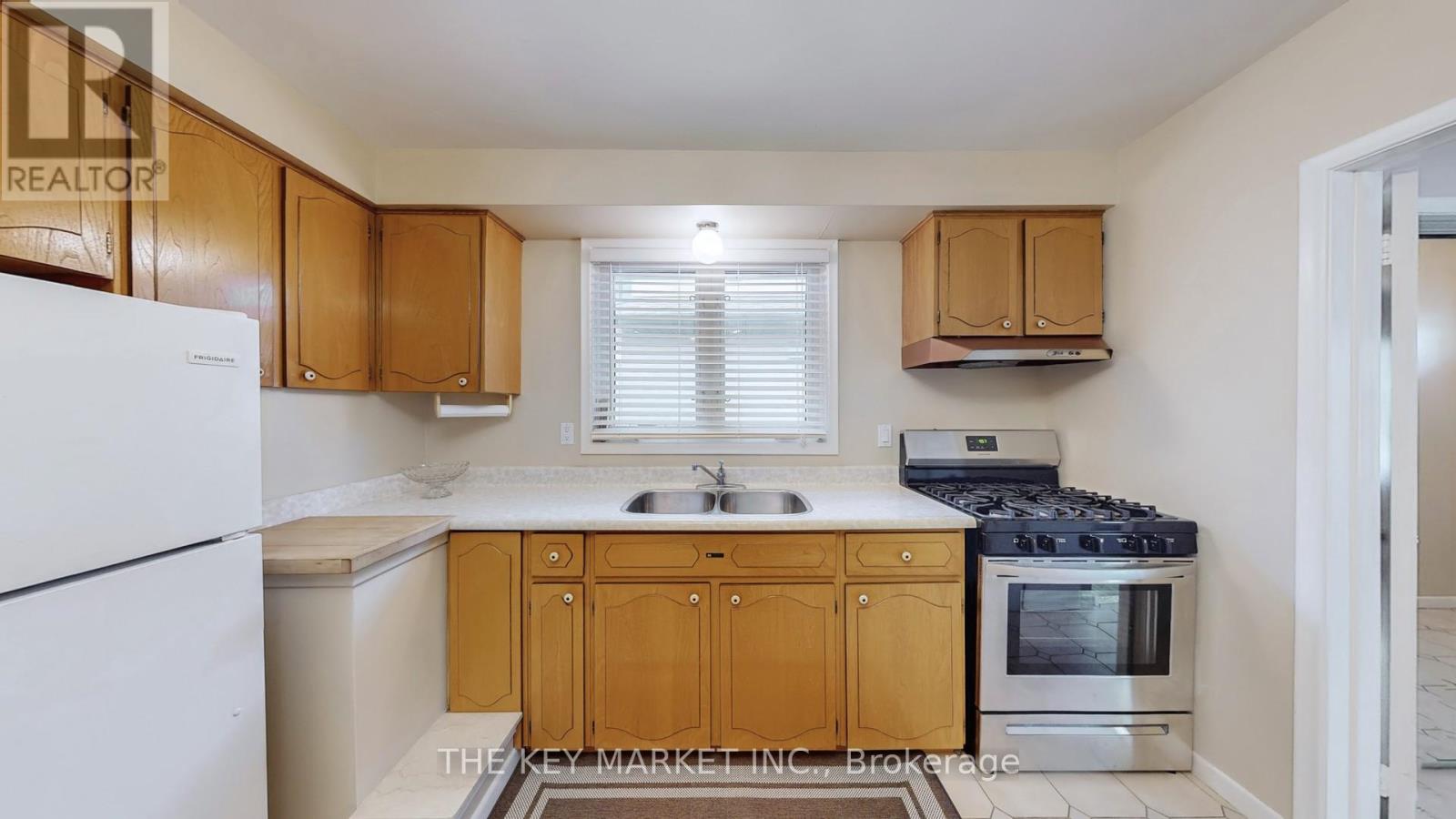 1277 Tyneburn Crescent, Mississauga, Ontario  L4X 1P3 - Photo 14 - W12411431