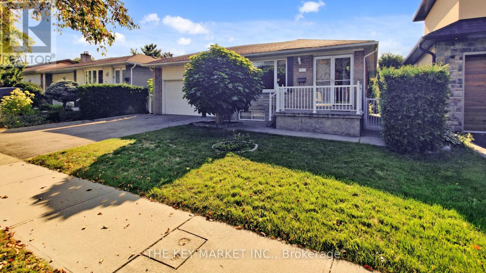 1277 Tyneburn Crescent, Mississauga, Ontario  L4X 1P3 - Photo 2 - W12411431