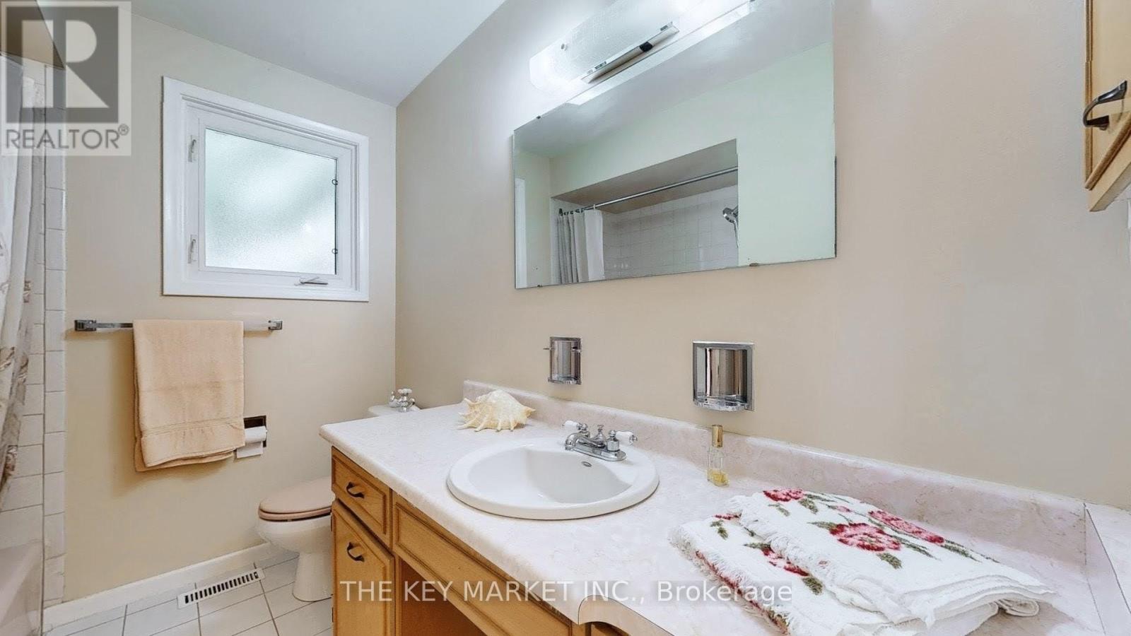 1277 Tyneburn Crescent, Mississauga, Ontario  L4X 1P3 - Photo 21 - W12411431