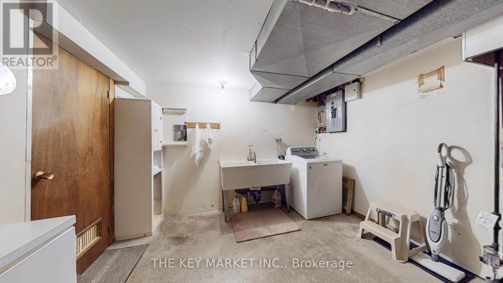 1277 Tyneburn Crescent, Mississauga, Ontario  L4X 1P3 - Photo 37 - W12411431