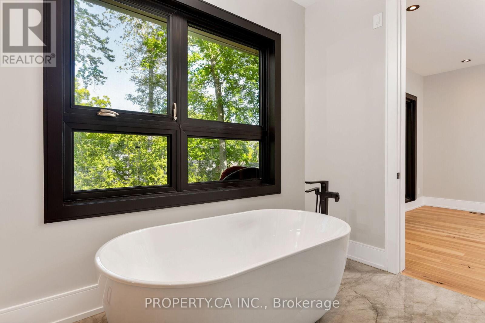 58 Farningham Crescent, Toronto, Ontario  M9B 3B6 - Photo 21 - W12411474