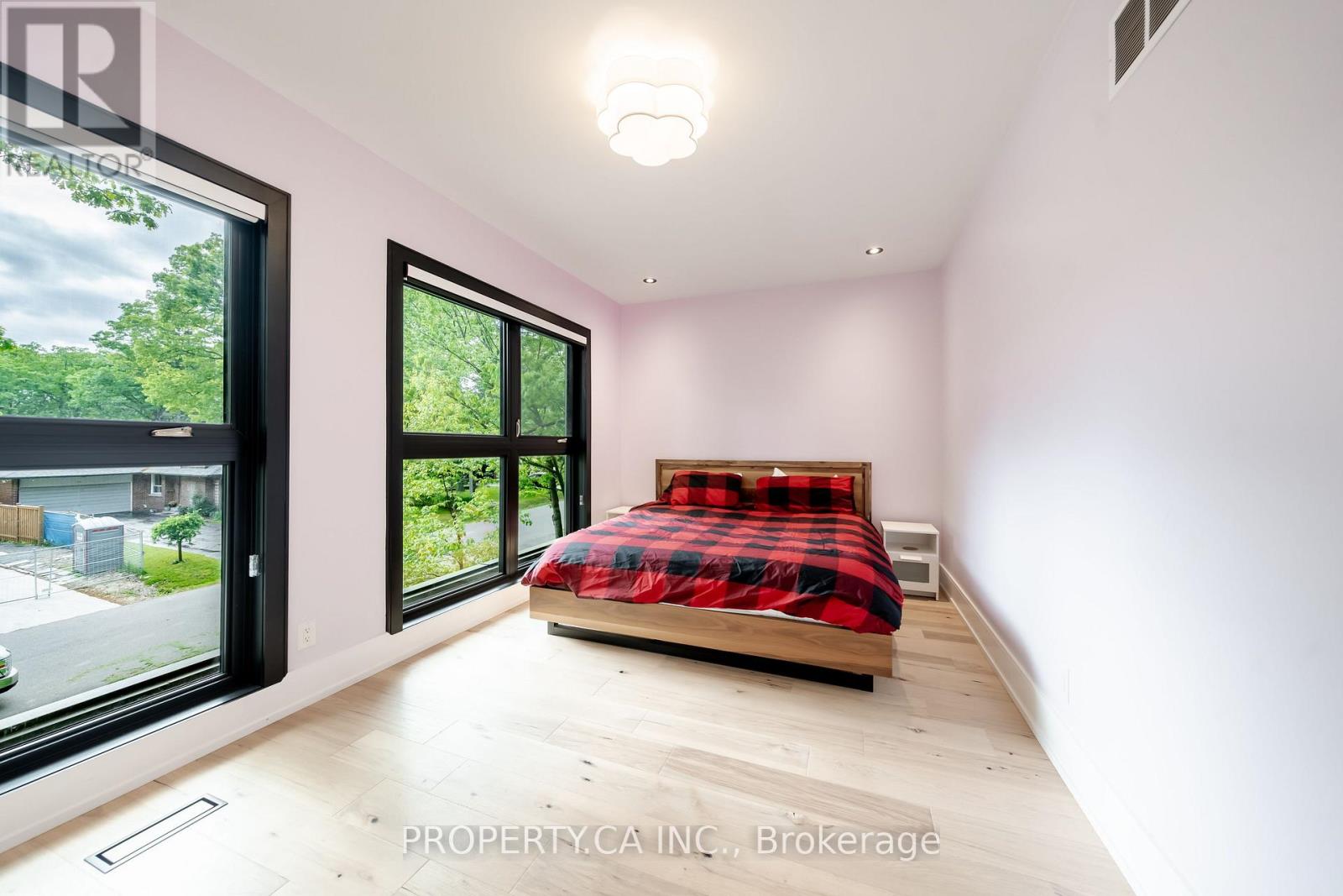 58 Farningham Crescent, Toronto, Ontario  M9B 3B6 - Photo 24 - W12411474