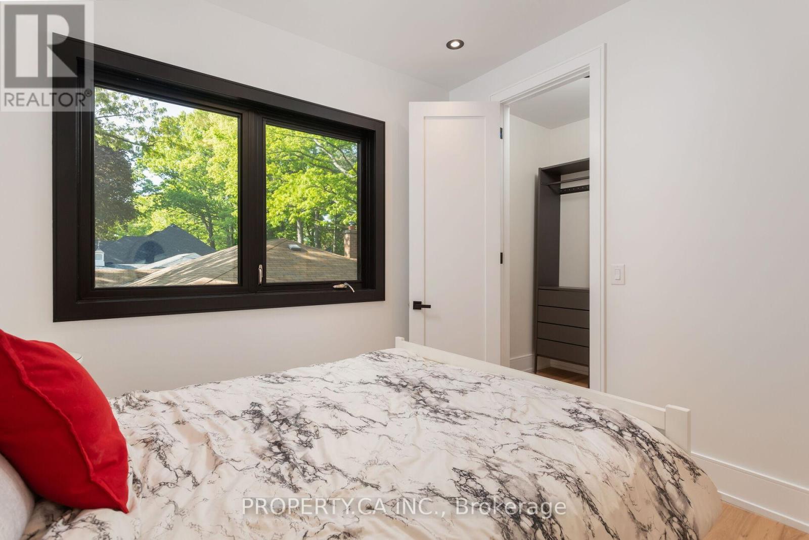 58 Farningham Crescent, Toronto, Ontario  M9B 3B6 - Photo 27 - W12411474