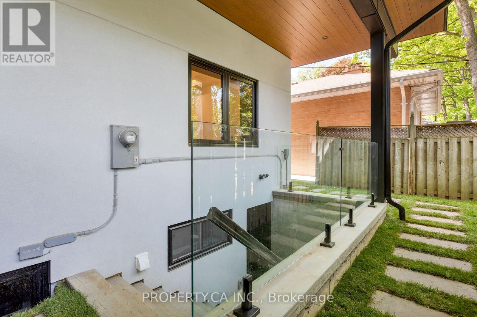 58 Farningham Crescent, Toronto, Ontario  M9B 3B6 - Photo 32 - W12411474
