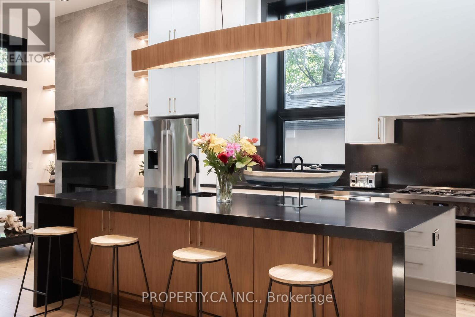 58 Farningham Crescent, Toronto, Ontario  M9B 3B6 - Photo 7 - W12411474