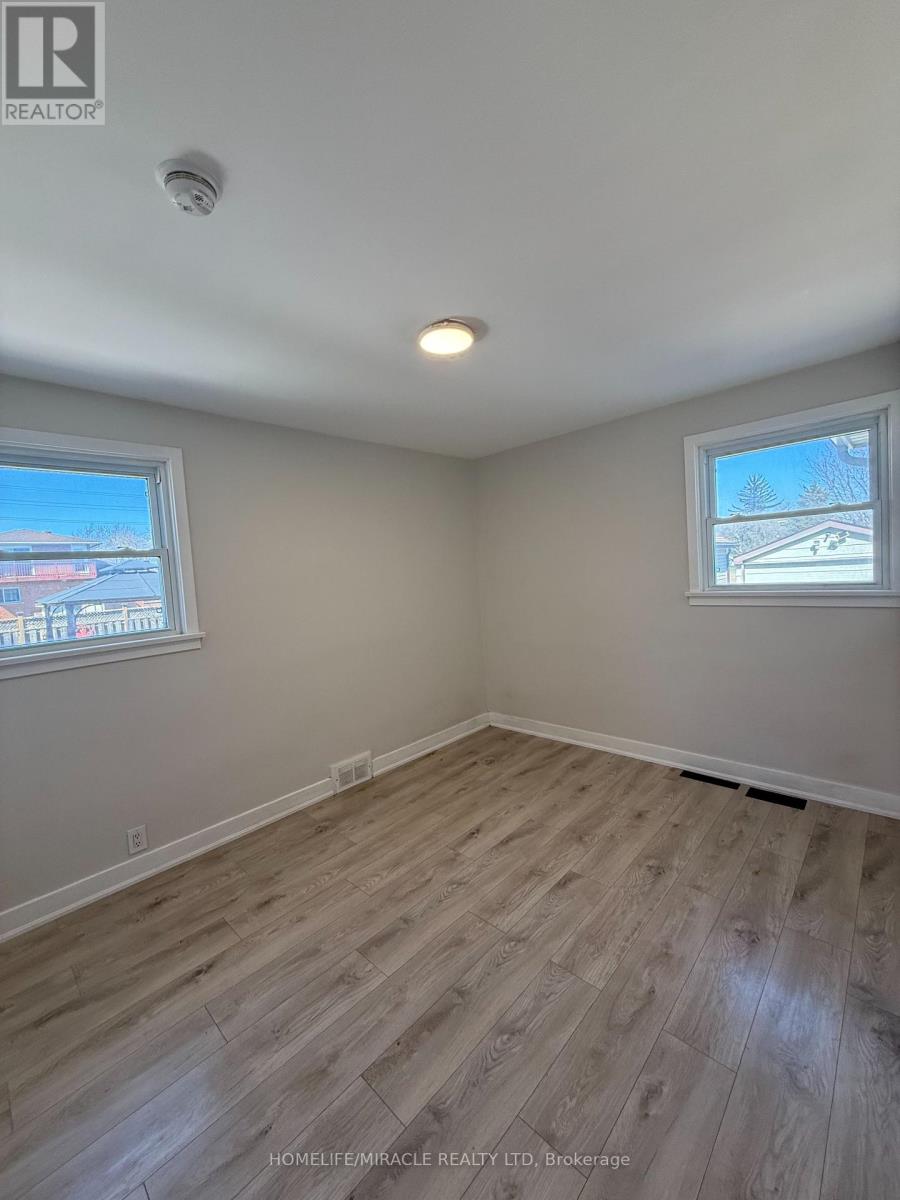 11 Garnet Street, St. Catharines, Ontario  L2M 5E6 - Photo 20 - X12411442