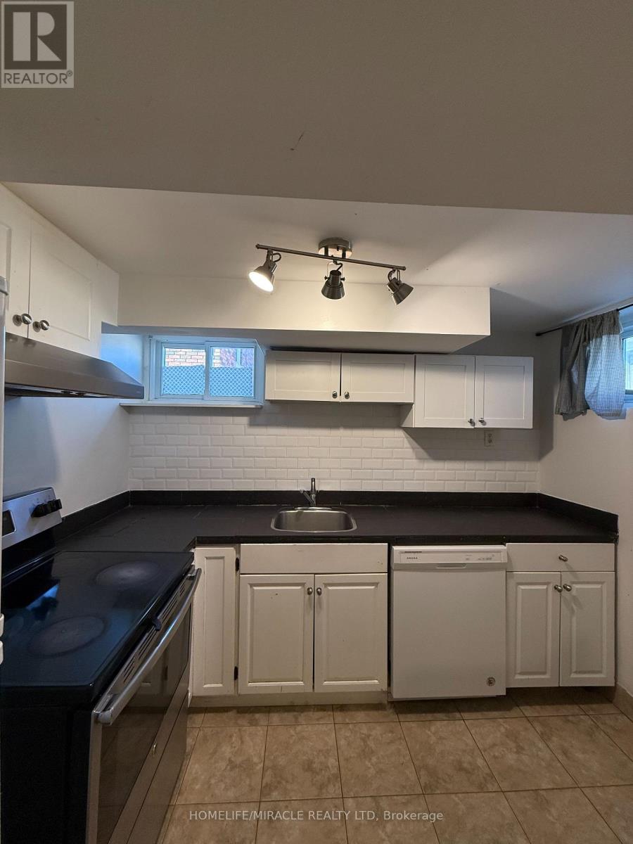 11 Garnet Street, St. Catharines, Ontario  L2M 5E6 - Photo 27 - X12411442