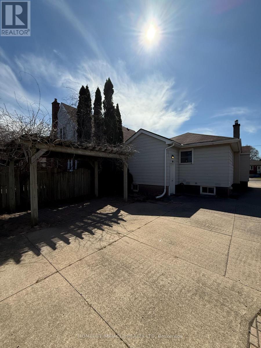 11 Garnet Street, St. Catharines, Ontario  L2M 5E6 - Photo 6 - X12411442