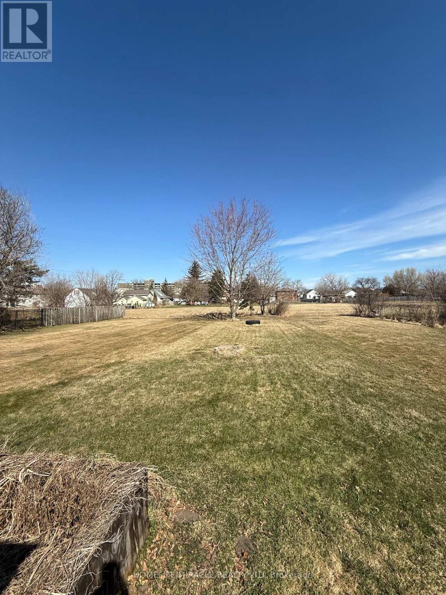 11 Garnet Street, St. Catharines, Ontario  L2M 5E6 - Photo 7 - X12411442
