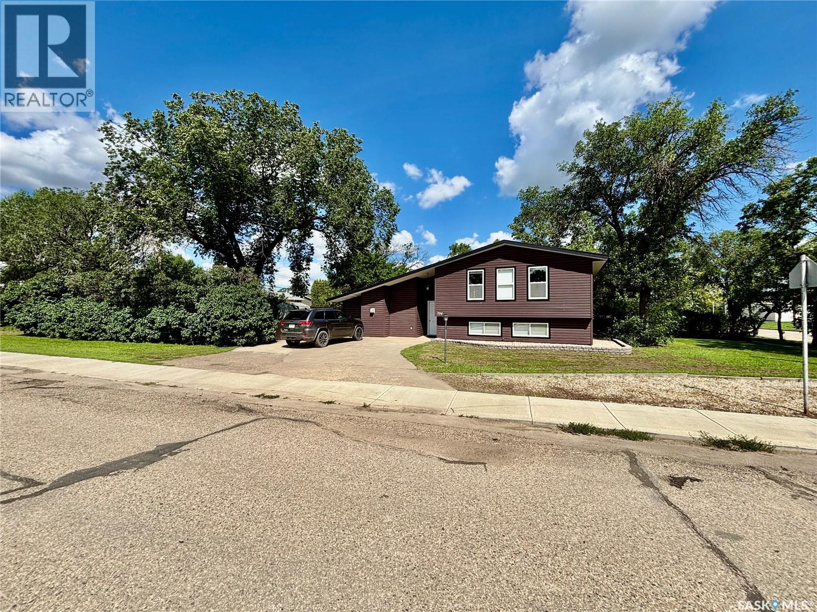 724 4th Street E, Assiniboia, Saskatchewan  S0H 0B0 - Photo 2 - SK015495