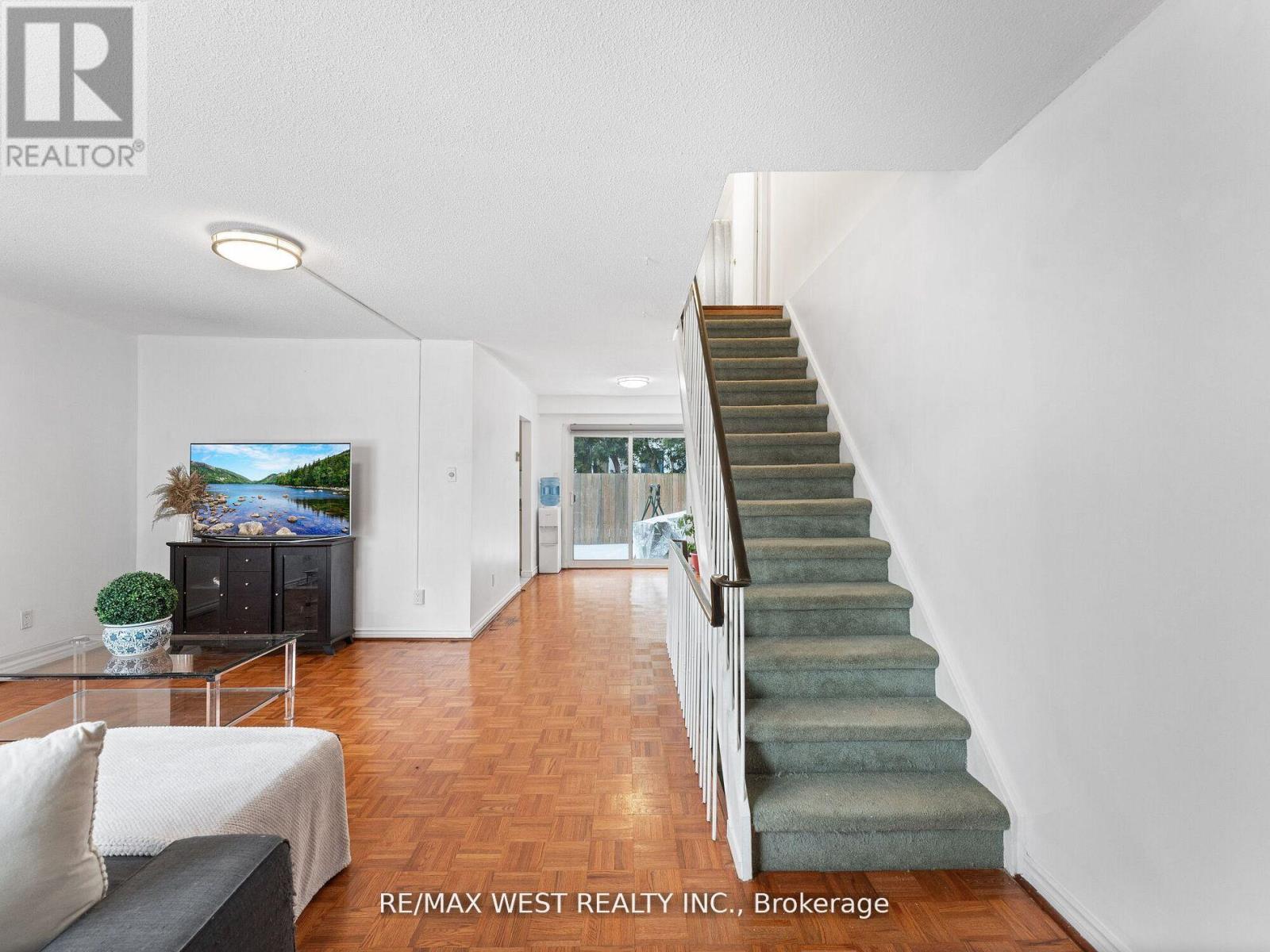 94 Plum Tree Way, Toronto, Ontario  M2R 3J1 - Photo 4 - C12411498