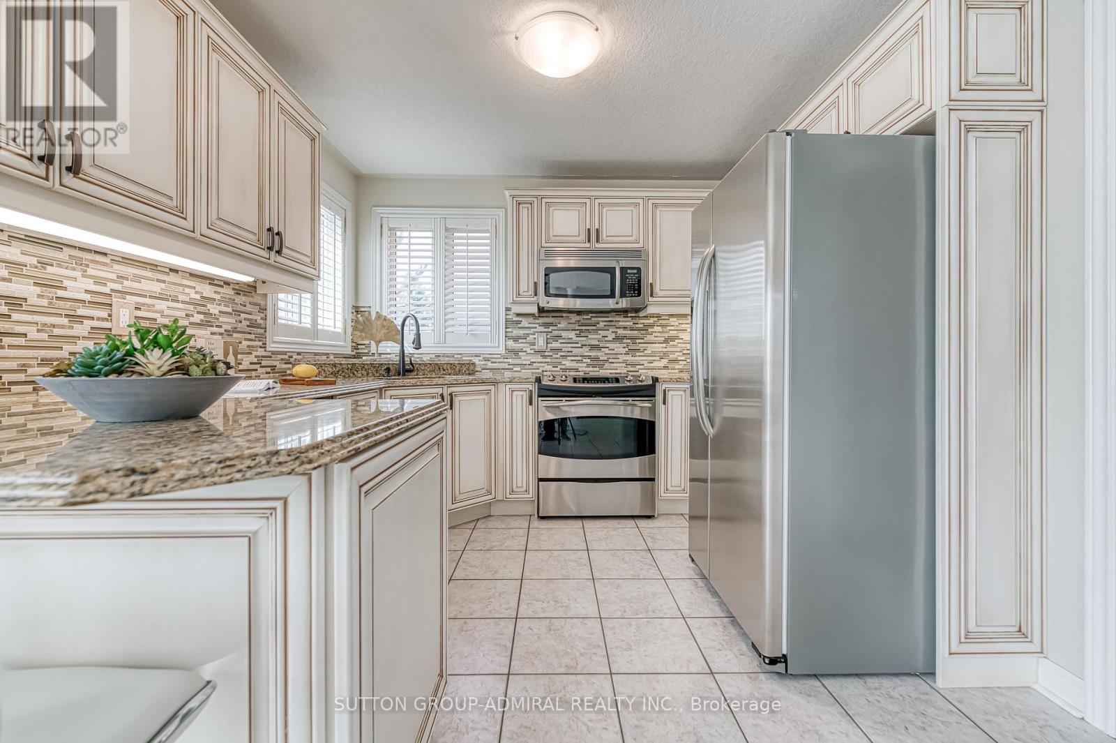 11 Saint Avenue, Bradford West Gwillimbury, Ontario  L3Z 3E6 - Photo 10 - N12411539