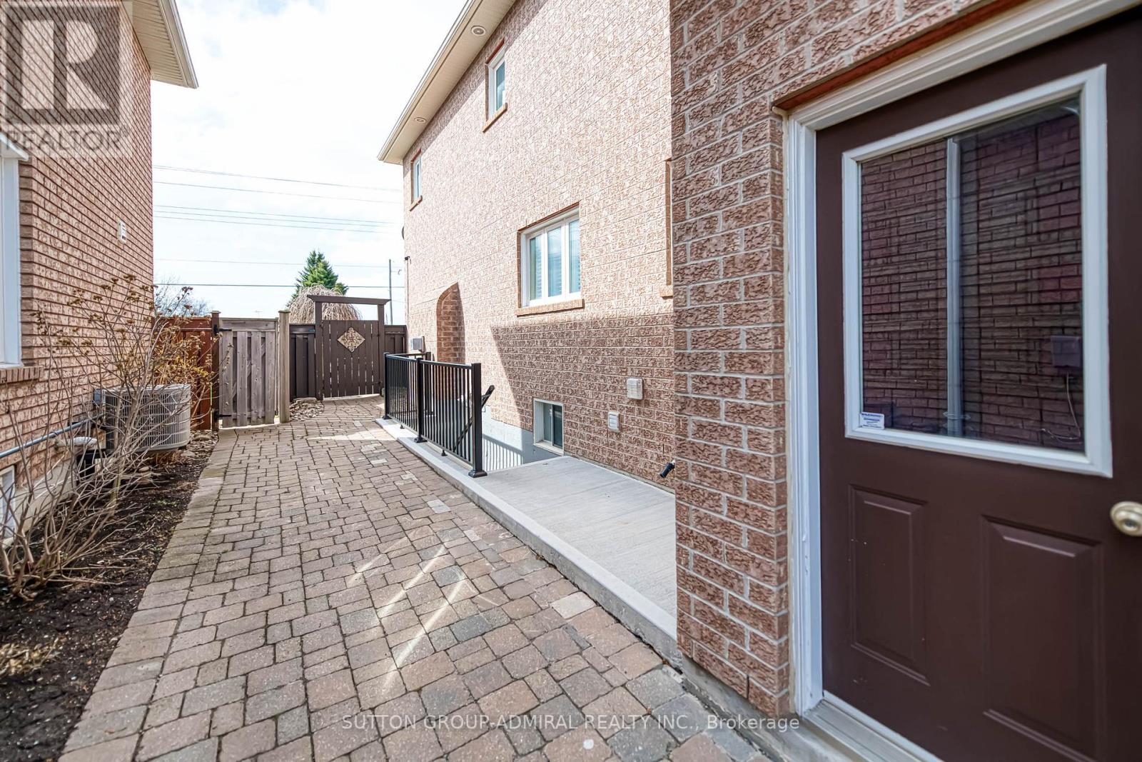 11 Saint Avenue, Bradford West Gwillimbury, Ontario  L3Z 3E6 - Photo 45 - N12411539