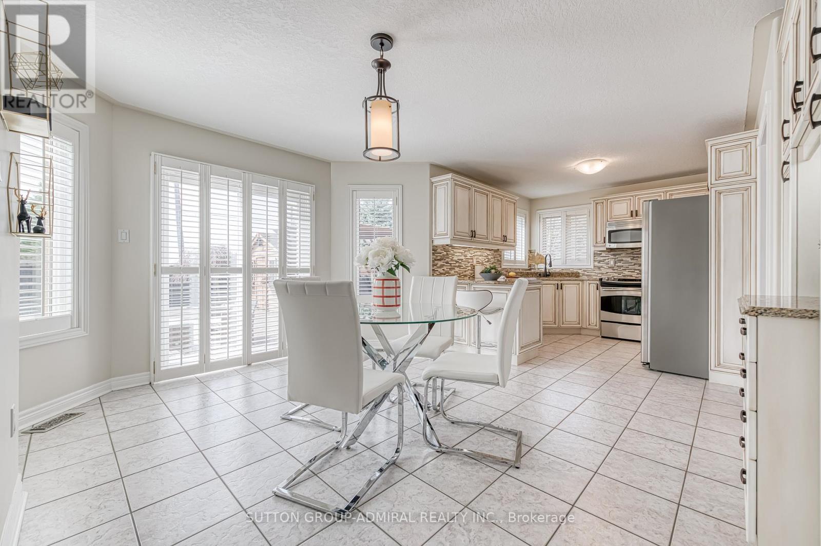11 Saint Avenue, Bradford West Gwillimbury, Ontario  L3Z 3E6 - Photo 8 - N12411539