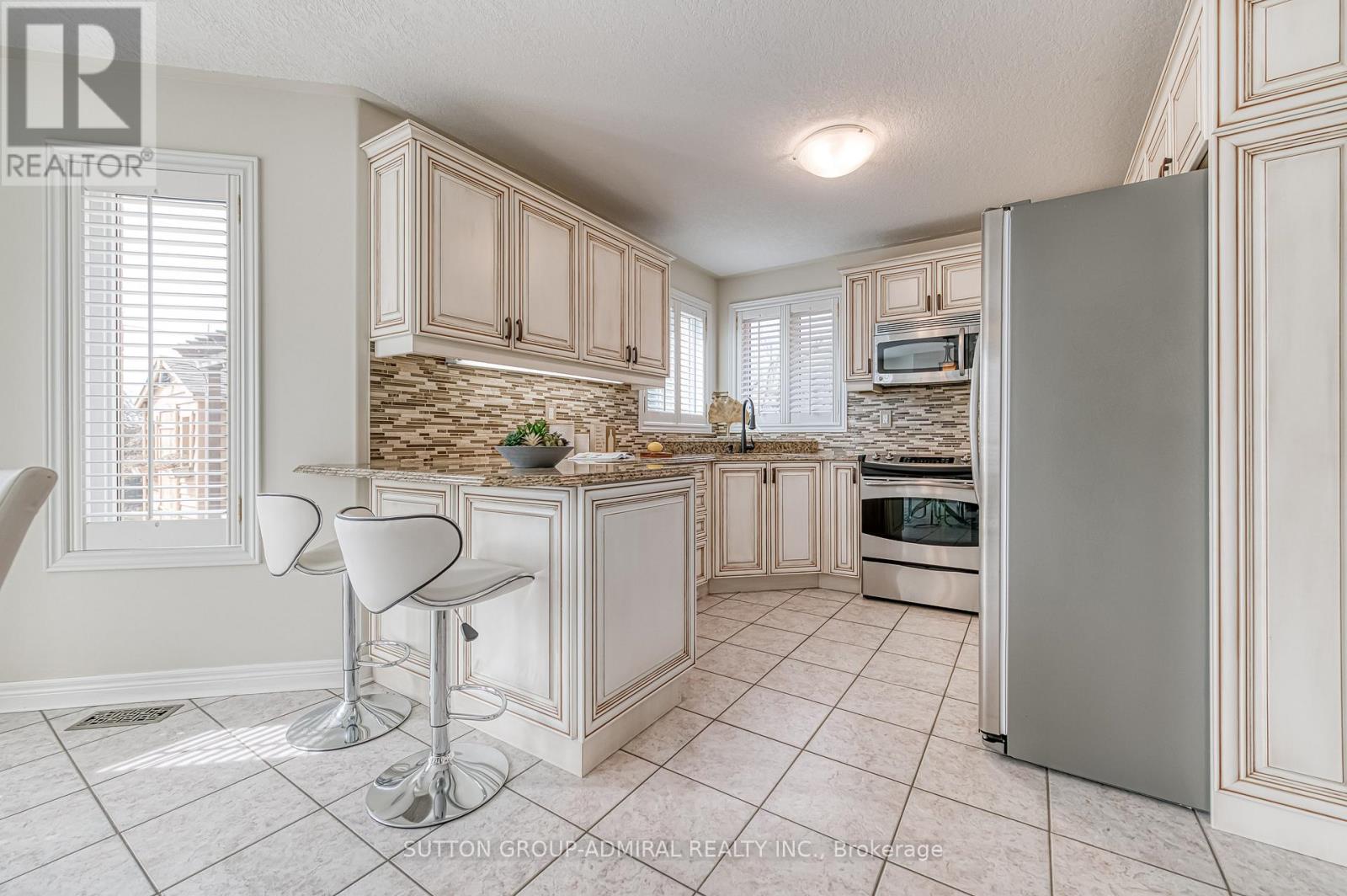 11 Saint Avenue, Bradford West Gwillimbury, Ontario  L3Z 3E6 - Photo 9 - N12411539