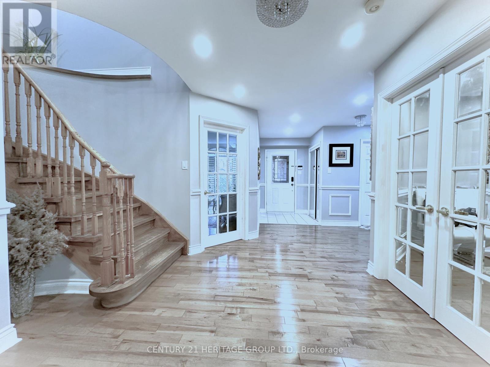 192 Covent Crescent, Aurora, Ontario  L4G 6P9 - Photo 2 - N12411610