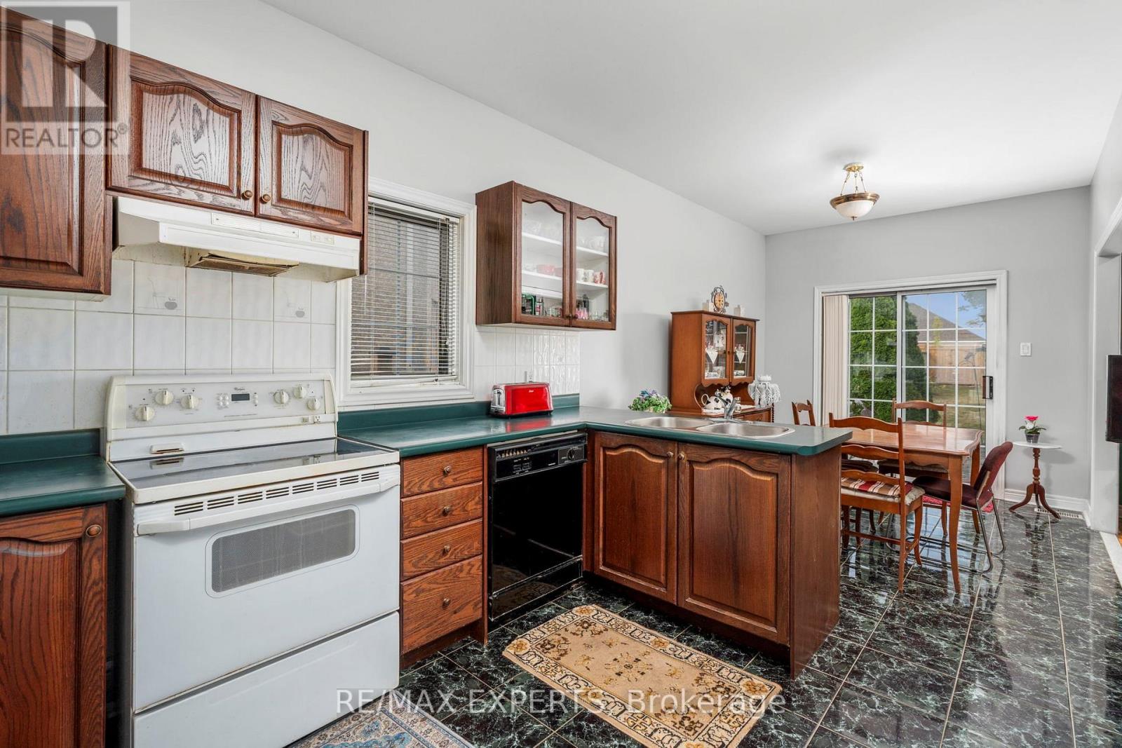 35 Falkirk Crescent, Vaughan, Ontario  L6A 2E3 - Photo 14 - N12411628