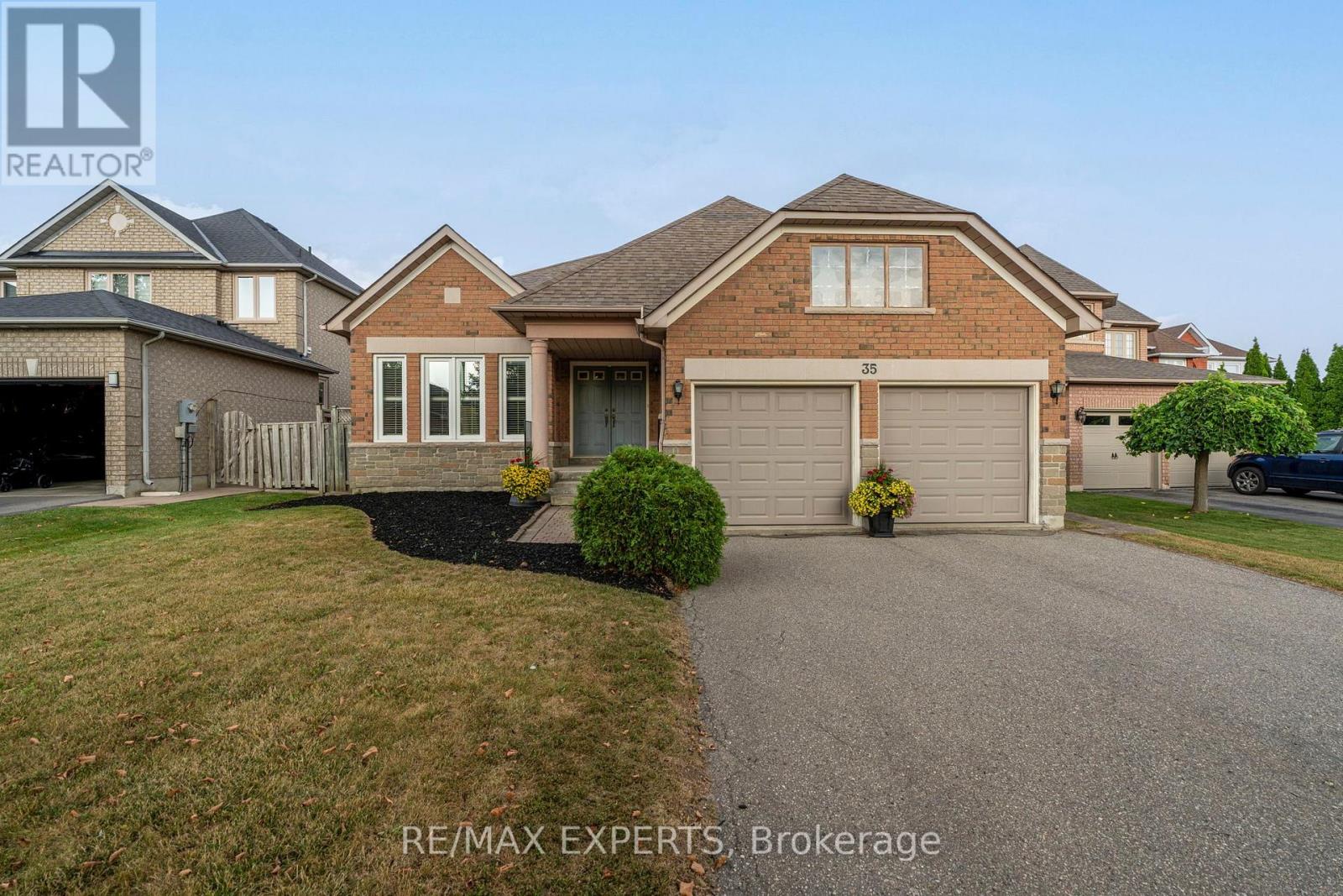 35 Falkirk Crescent, Vaughan, Ontario  L6A 2E3 - Photo 2 - N12411628