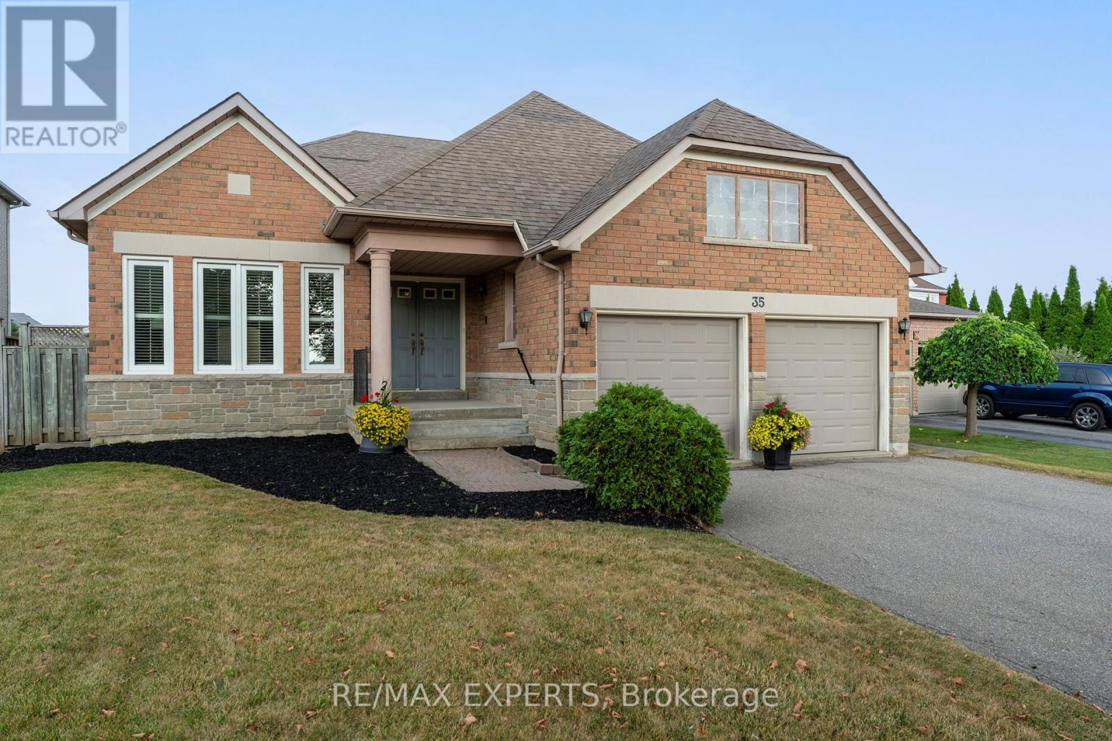 35 Falkirk Crescent, Vaughan, Ontario  L6A 2E3 - Photo 3 - N12411628