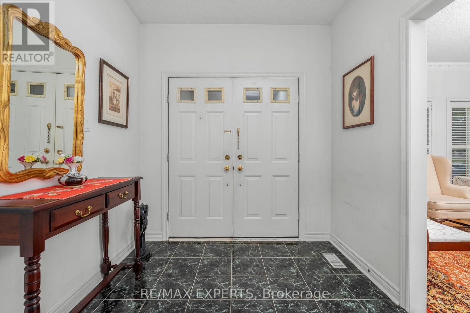 35 Falkirk Crescent, Vaughan, Ontario  L6A 2E3 - Photo 4 - N12411628