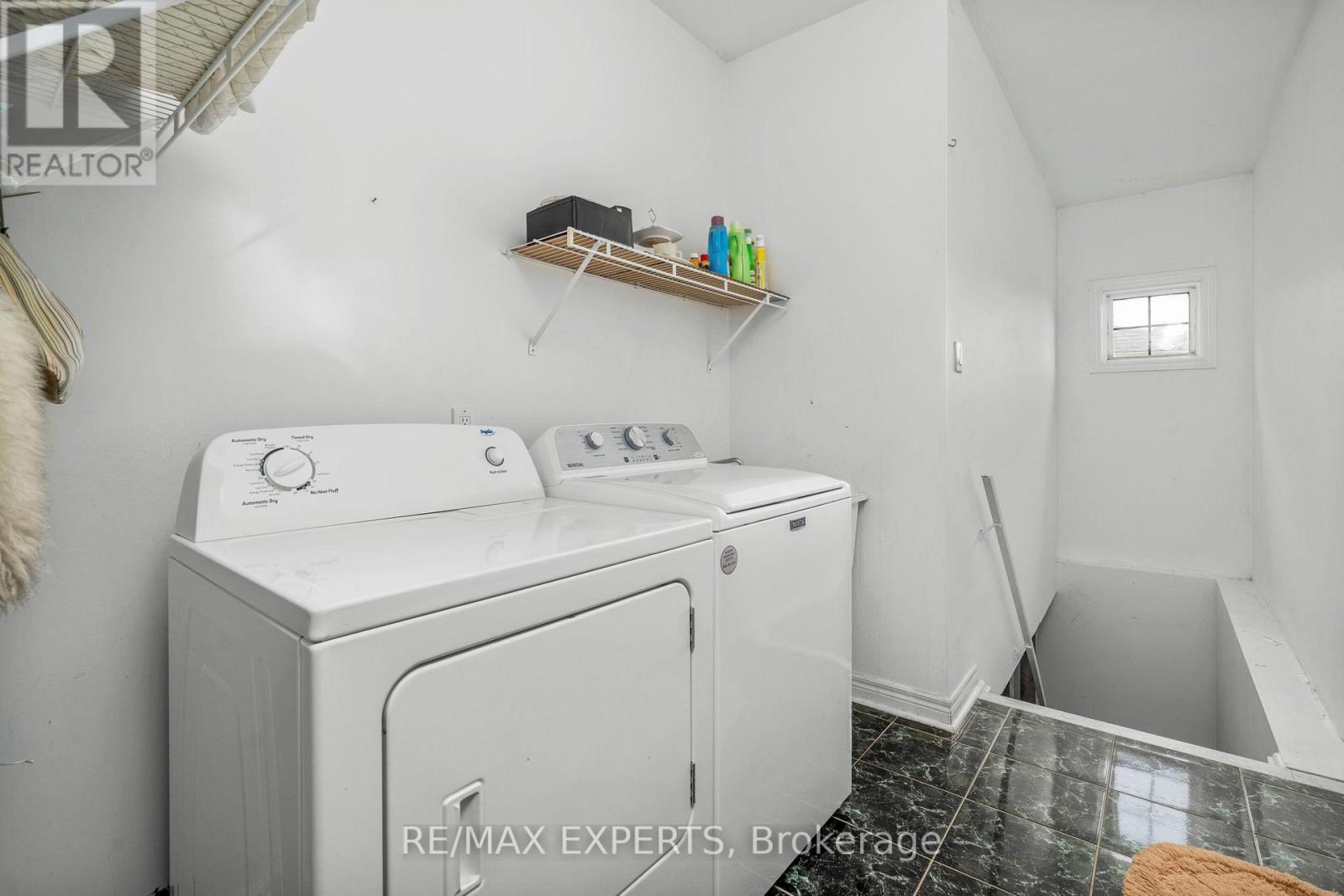 35 Falkirk Crescent, Vaughan, Ontario  L6A 2E3 - Photo 5 - N12411628
