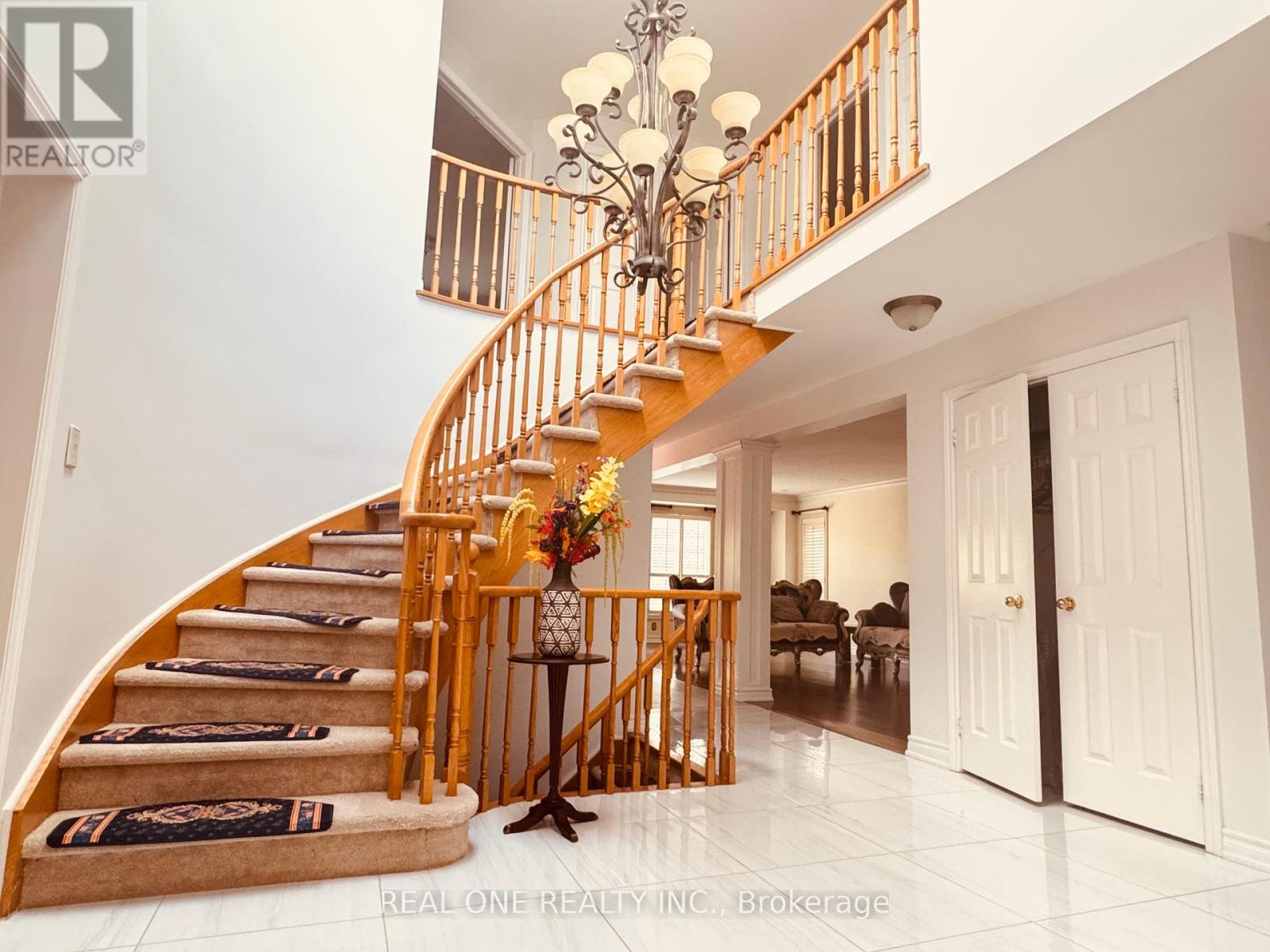 3 Elmsley Drive, Richmond Hill, Ontario  L4C 8N1 - Photo 2 - N12411693