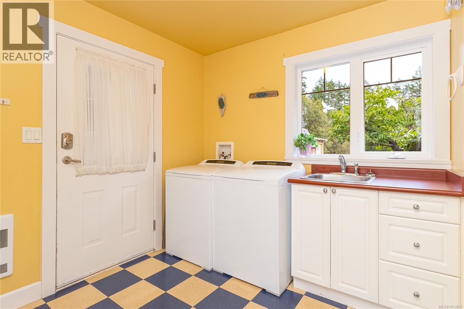 Property at 1896 Martin Pl image 3