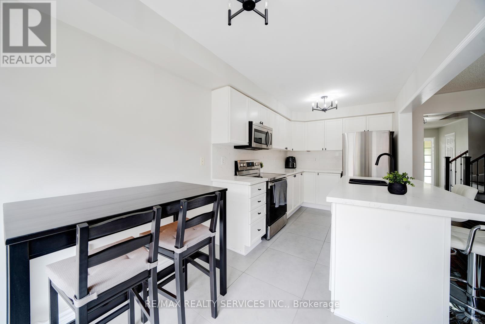 49 Woodcote Crescent, Halton Hills, Ontario  L7G 6M1 - Photo 11 - W12411565
