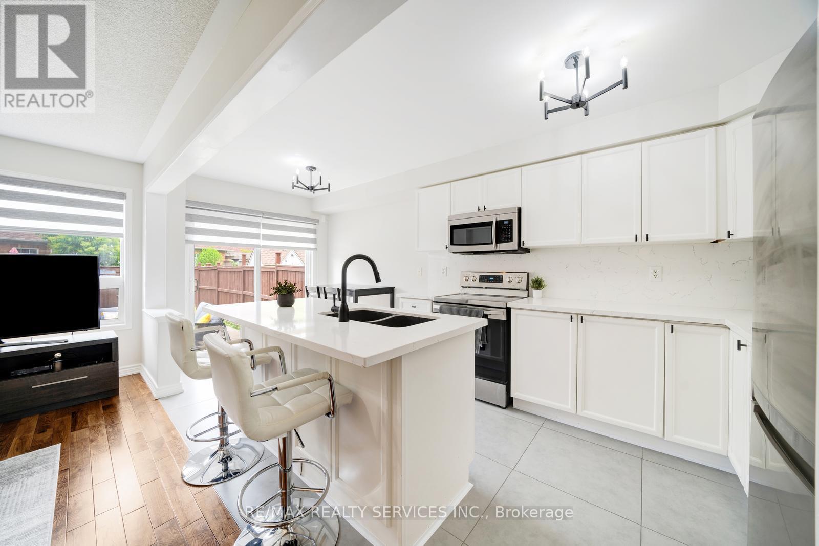49 Woodcote Crescent, Halton Hills, Ontario  L7G 6M1 - Photo 17 - W12411565