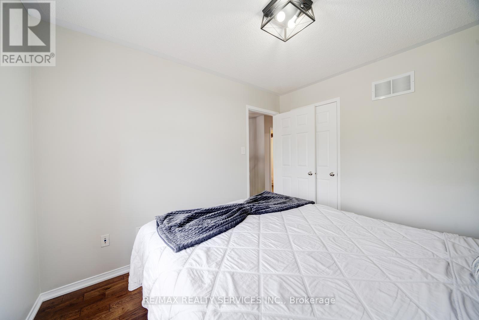 49 Woodcote Crescent, Halton Hills, Ontario  L7G 6M1 - Photo 34 - W12411565
