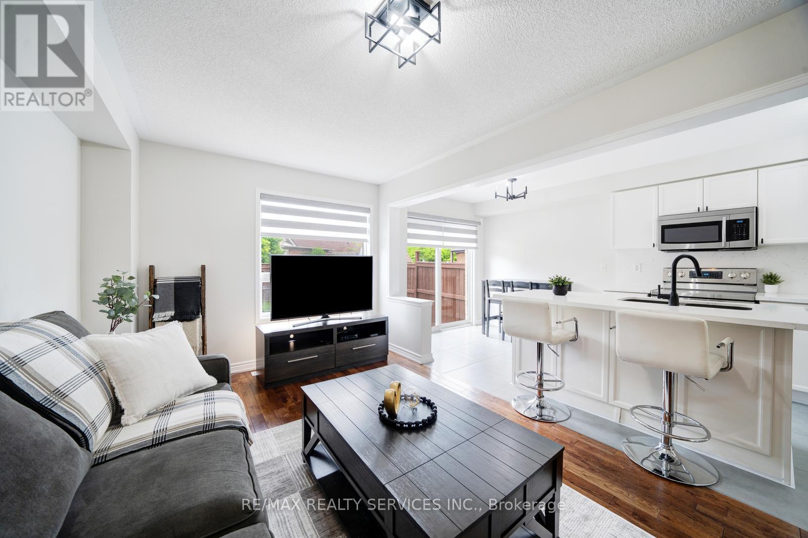 49 Woodcote Crescent, Halton Hills, Ontario  L7G 6M1 - Photo 7 - W12411565