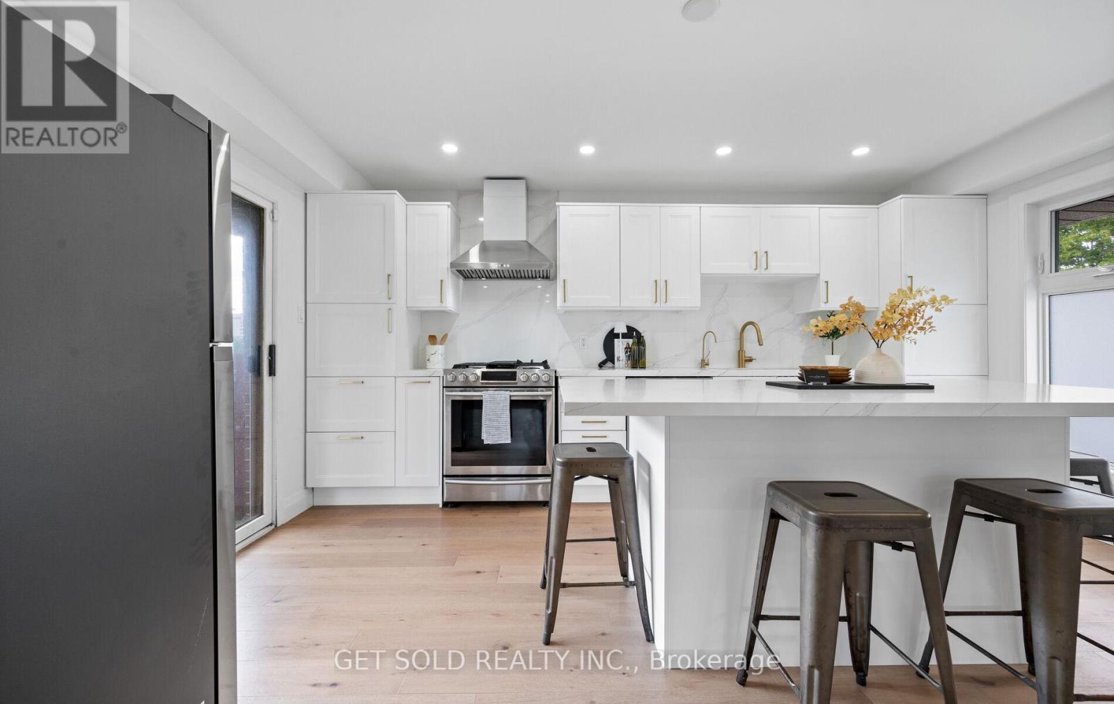 36 Shalom Crescent, Toronto, Ontario  M9V 4J4 - Photo 10 - W12411591