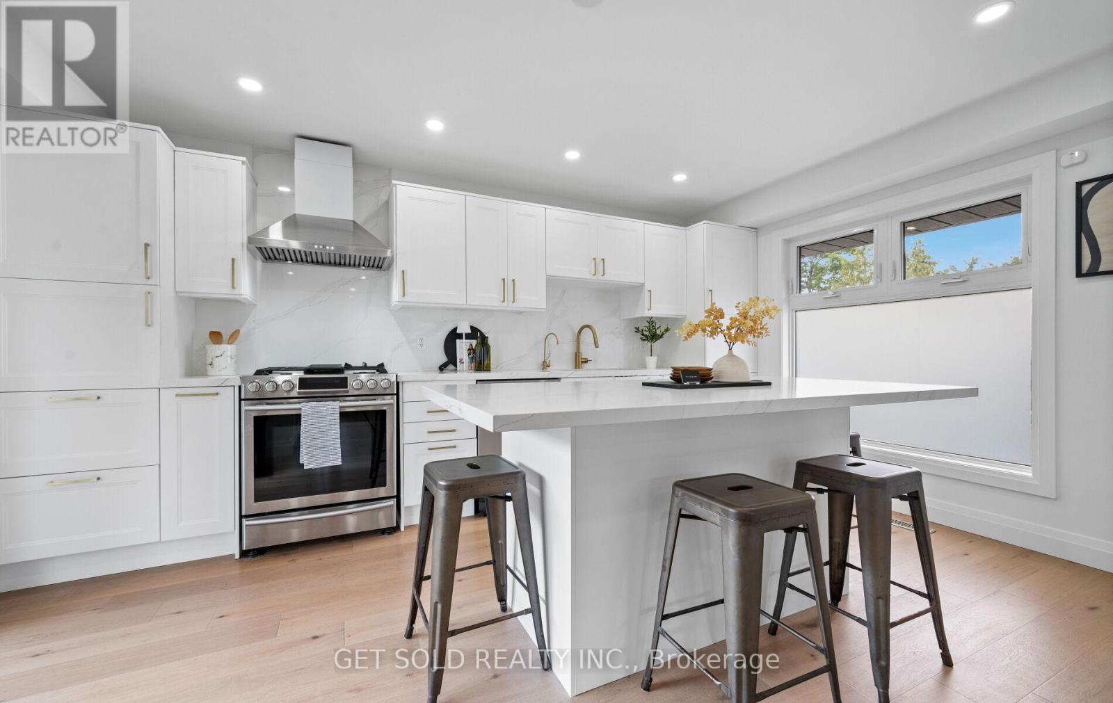 36 Shalom Crescent, Toronto, Ontario  M9V 4J4 - Photo 11 - W12411591