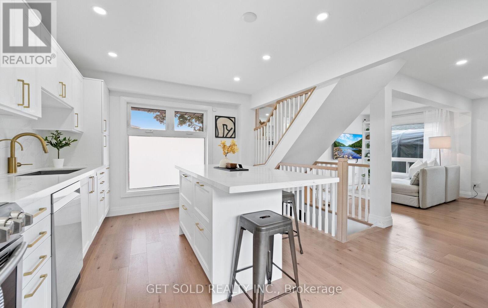 36 Shalom Crescent, Toronto, Ontario  M9V 4J4 - Photo 14 - W12411591