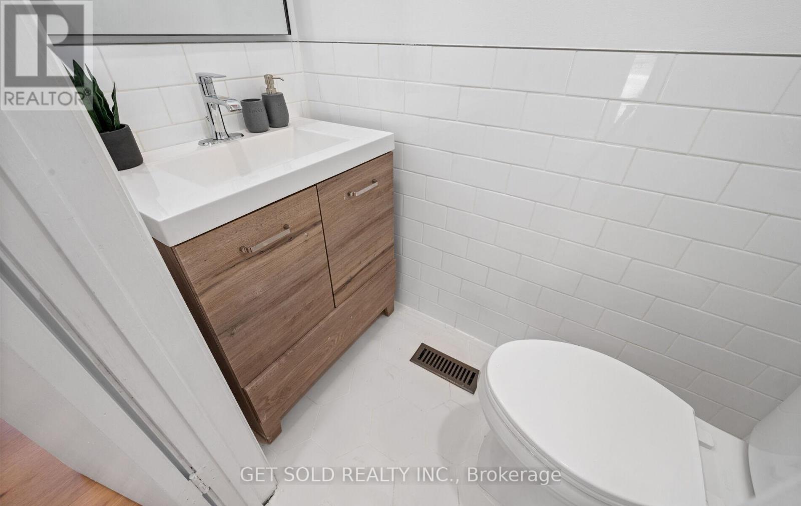 36 Shalom Crescent, Toronto, Ontario  M9V 4J4 - Photo 18 - W12411591