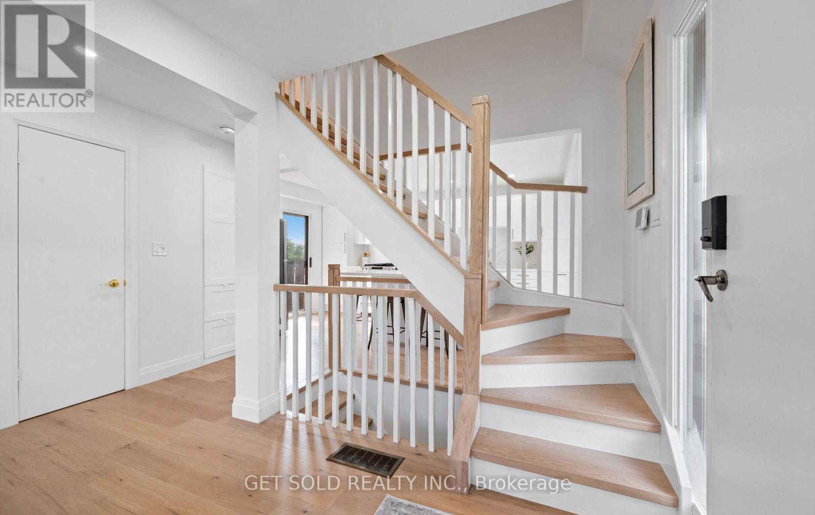 36 Shalom Crescent, Toronto, Ontario  M9V 4J4 - Photo 19 - W12411591