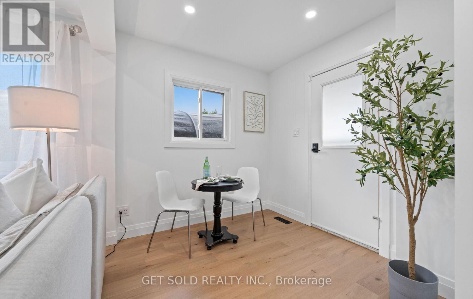 36 Shalom Crescent, Toronto, Ontario  M9V 4J4 - Photo 7 - W12411591