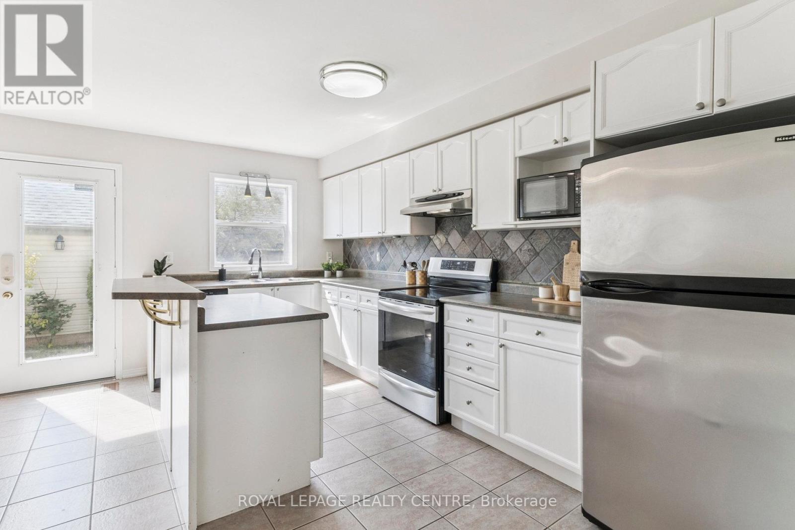 90 Georgian Drive, Oakville (Ro River Oaks), Ontario  L6H 6V1 - Photo 11 - W12411663